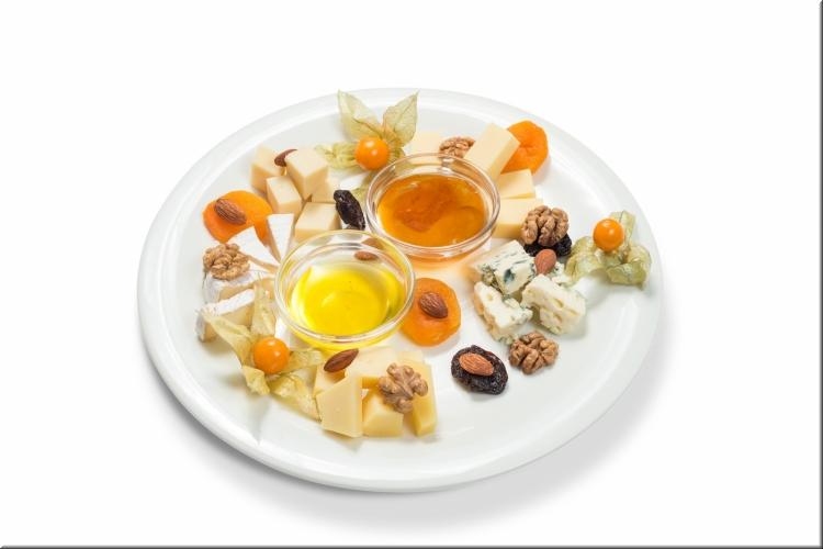 Ассорти из сыров с медом и абрикосовым вареньем картинка