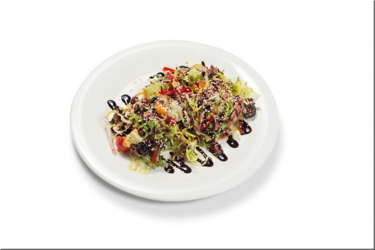 Сочный салат с запеченной бужениной фото Сочный салат с запеченной бужениной картинка