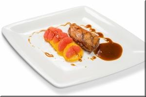 Грудка утки жареная, сервируется пюре из печеного сельдерея и печеных яблок фото Грудка утки жареная, сервируется пюре из печеного сельдерея и печеных яблок картинка