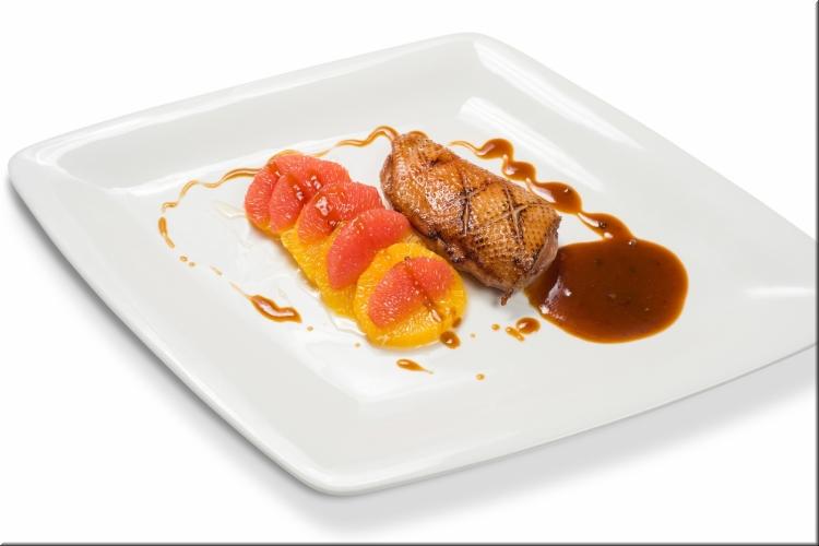 Грудка утки жареная, сервируется пюре из печеного сельдерея и печеных яблок картинка