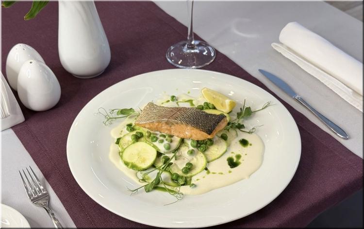 Филе форели с кабачками, зеленым горошком и сливочным соусом картинка