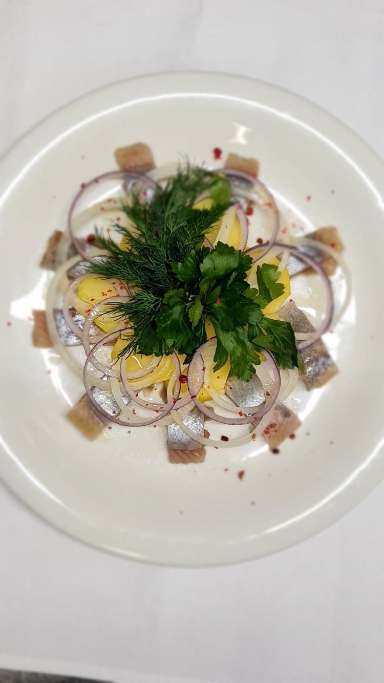 Herring with onions and boiled potatoes image