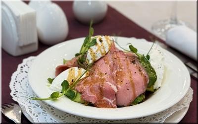 Салат с ростбифом, овощами, творожным сыром и подкопченной свеклой картинка